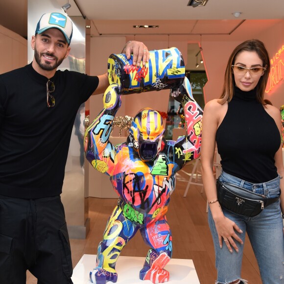 Exclusif - Nabilla Benattia et son compagnon Thomas Vergara rendent visite à Richard Orlinski dans sa galerie du 68 Rue du Faubourg Saint-Honoré à Paris le 27 septembre 2018. Nabilla et Thomas vont emménager dans un magnifique loft à Londres; ils ont tous deux très fan du travail de Richard et souhaitaient le renconter dans sa galerie parisienne pour y acquérir quelques oeuvres. © Giancarlo Gorassini/Bestimage