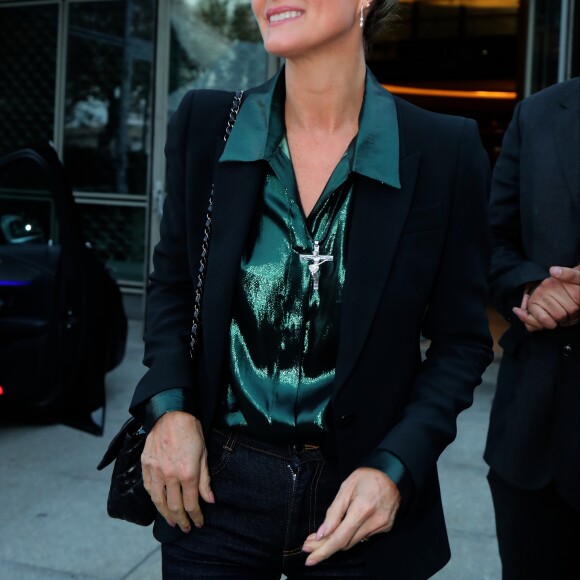 Laeticia Hallyday sort des locaux de la chaine TF1 à Boulogne Billancourt le 19 octobre 2018.
