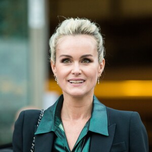 Laeticia Hallyday sort des locaux de la chaine TF1 à Boulogne Billancourt le 19 octobre 2018.