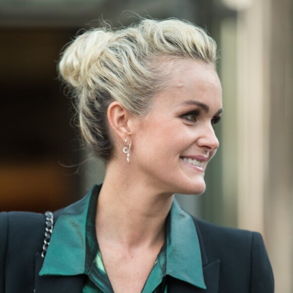 Laeticia Hallyday sort des locaux de la chaine TF1 à Boulogne Billancourt le 19 octobre 2018.