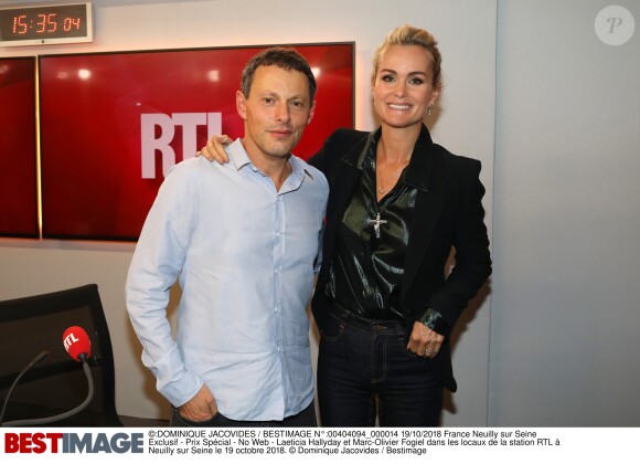 Marc-Olivier Fogiel et Laeticia Hallyday dans les locaux de RTL. L'interview enregistrée de la veuve de Johnny a été diffusée samedi matin (20 octobre 2018) pour la promotion de l'album du rockeur "Mon pays, c'est l'amour".