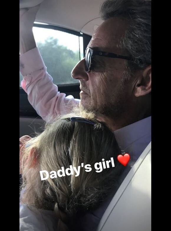 Giulia et Nicolas Sarkozy, câlins, s'invitent dans les stories de Carla Bruni sur Instagram, le 25 août 2018.
