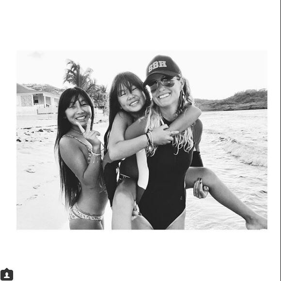 Laeticia, Jade et Joy Hallyday sur une plage de Saint-Barthélemy le 1er septembre 2018. Photo prise par Yaël Abrot.