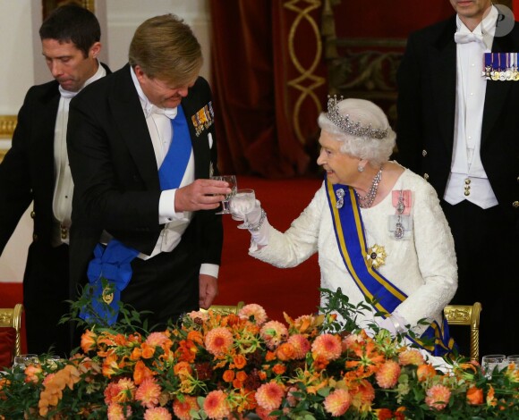 Le roi Willem-Alexander des Pays-Bas et la reine Elisabeth II d'Angleterre - Les souverains néerlandais assistent à un banquet d'Etat au palais de Buckingham de Londres, lors de leur visite d'État au Royaume-Uni, le 23 octobre 2018.