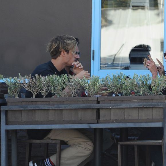 Exclusif - Brigitte Nielsen promène sa fille Frida en poussette avec son mari Mattia Dessi et son fils Douglas à Studio City le 13 octobre 2018.