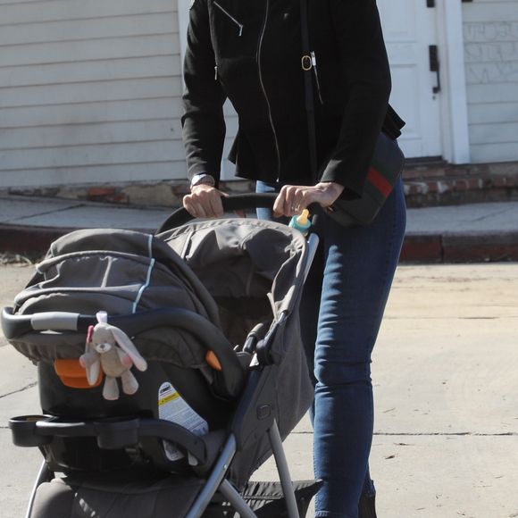 Exclusif - Brigitte Nielsen promène sa fille Frida en poussette avec son mari Mattia Dessi et son fils Douglas à Studio City le 13 octobre 2018.