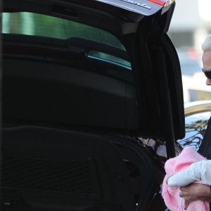 Exclusif - Brigitte Nielsen promène sa fille Frida en poussette avec son mari Mattia Dessi et son fils Douglas à Studio City le 13 octobre 2018.