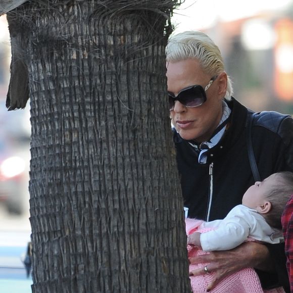 Exclusif - Brigitte Nielsen promène sa fille Frida en poussette avec son mari Mattia Dessi et son fils Douglas à Studio City le 13 octobre 2018.