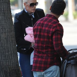 Exclusif - Brigitte Nielsen promène sa fille Frida en poussette avec son mari Mattia Dessi et son fils Douglas à Studio City le 13 octobre 2018.