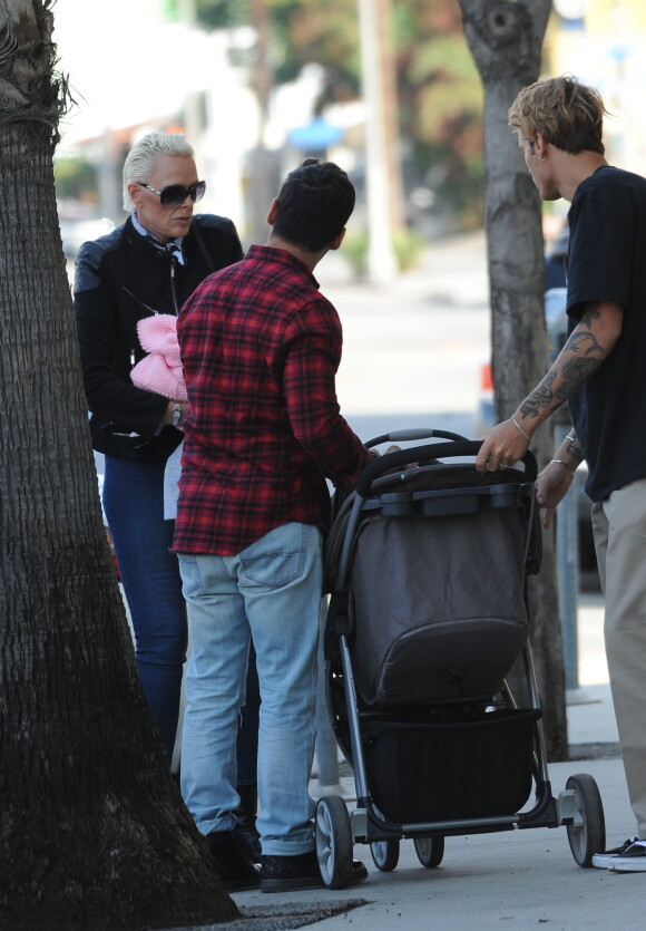 Exclusif - Brigitte Nielsen promène sa fille Frida en poussette avec son mari Mattia Dessi et son fils Douglas à Studio City le 13 octobre 2018.