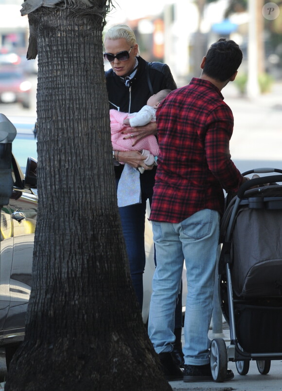 Exclusif - Brigitte Nielsen promène sa fille Frida en poussette avec son mari Mattia Dessi et son fils Douglas à Studio City le 13 octobre 2018.