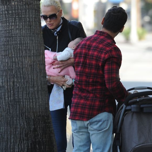 Exclusif - Brigitte Nielsen promène sa fille Frida en poussette avec son mari Mattia Dessi et son fils Douglas à Studio City le 13 octobre 2018.