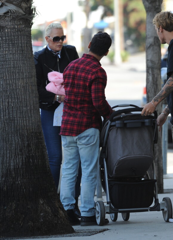 Exclusif - Brigitte Nielsen promène sa fille Frida en poussette avec son mari Mattia Dessi et son fils Douglas à Studio City le 13 octobre 2018.