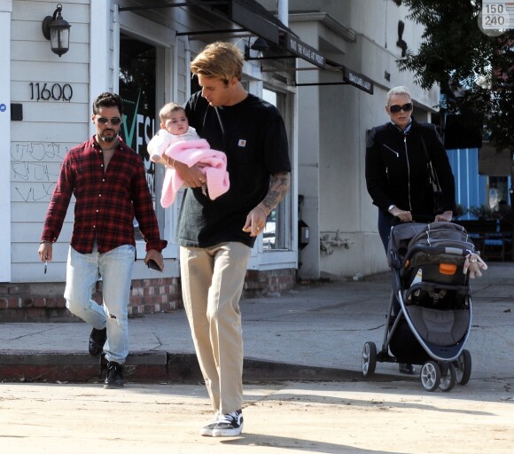 Exclusif - Brigitte Nielsen promène sa fille Frida en poussette avec son mari Mattia Dessi et son fils Douglas à Studio City le 13 octobre 2018.