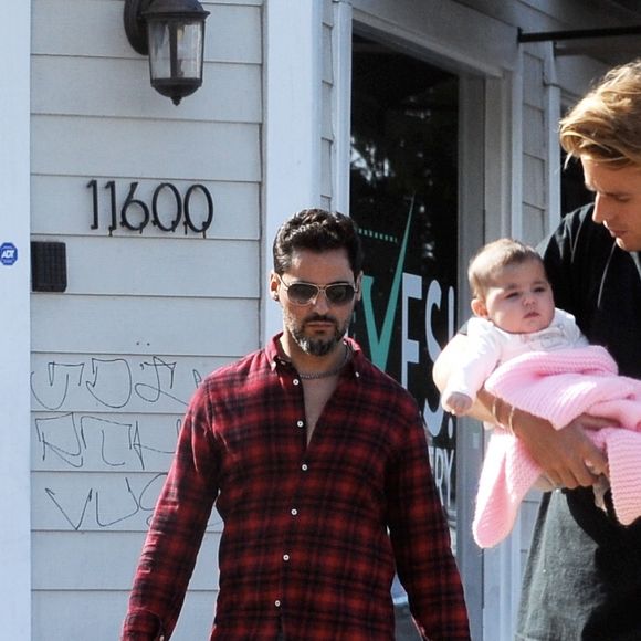 Exclusif - Brigitte Nielsen promène sa fille Frida en poussette avec son mari Mattia Dessi et son fils Douglas à Studio City le 13 octobre 2018.