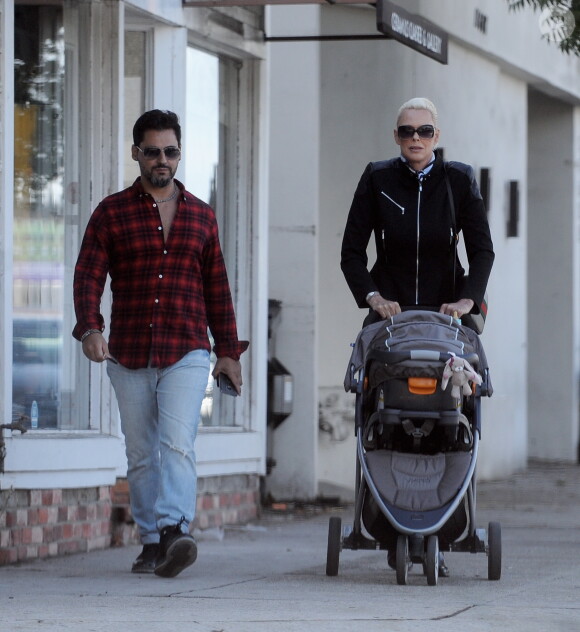 Exclusif - Brigitte Nielsen promène sa fille Frida en poussette avec son mari Mattia Dessi et son fils Douglas à Studio City le 13 octobre 2018.