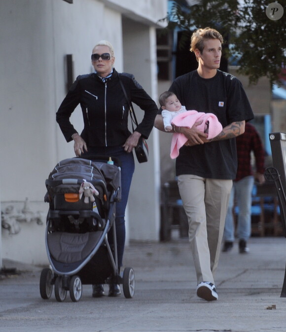 Exclusif - Brigitte Nielsen promène sa fille Frida en poussette avec son mari Mattia Dessi et son fils Douglas à Studio City le 13 octobre 2018.