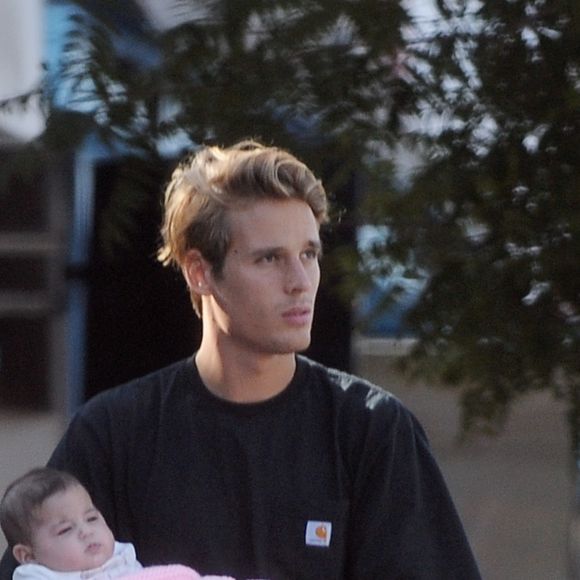 Exclusif - Brigitte Nielsen promène sa fille Frida en poussette avec son mari Mattia Dessi et son fils Douglas à Studio City le 13 octobre 2018.