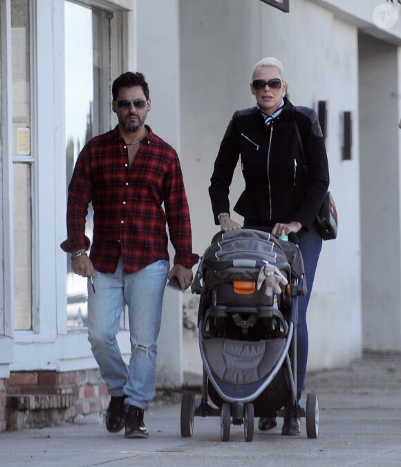 Exclusif - Brigitte Nielsen promène sa fille Frida en poussette avec son mari Mattia Dessi et son fils Douglas à Studio City le 13 octobre 2018.