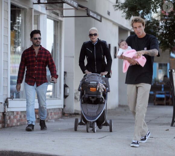 Exclusif - Brigitte Nielsen promène sa fille Frida en poussette avec son mari Mattia Dessi et son fils Douglas à Studio City le 13 octobre 2018.