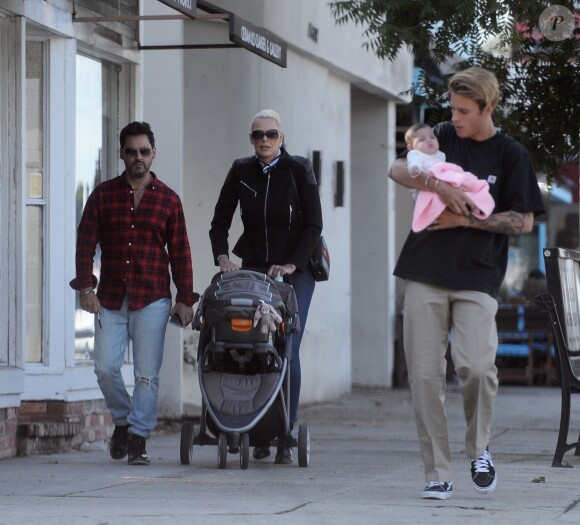 Exclusif - Brigitte Nielsen promène sa fille Frida en poussette avec son mari Mattia Dessi et son fils Douglas à Studio City le 13 octobre 2018.