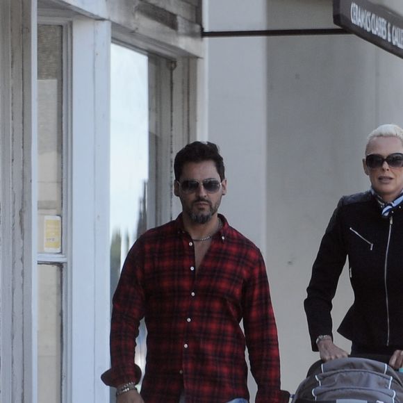 Exclusif - Brigitte Nielsen promène sa fille Frida en poussette avec son mari Mattia Dessi et son fils Douglas à Studio City le 13 octobre 2018.