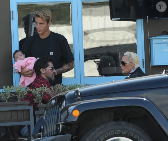 Exclusif - Brigitte Nielsen promène sa fille Frida en poussette avec son mari Mattia Dessi et son fils Douglas à Studio City le 13 octobre 2018.