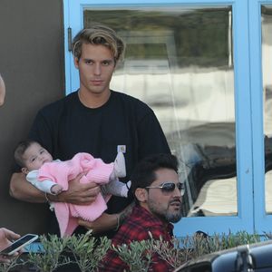 Exclusif - Brigitte Nielsen promène sa fille Frida en poussette avec son mari Mattia Dessi et son fils Douglas à Studio City le 13 octobre 2018.
