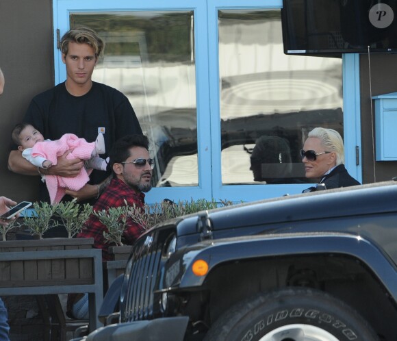 Exclusif - Brigitte Nielsen promène sa fille Frida en poussette avec son mari Mattia Dessi et son fils Douglas à Studio City le 13 octobre 2018.