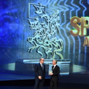 Le prince Albert II de Monaco a remis Le Prix de la Légende à Didier Deschamps, sélectionneur et ancien joueur de l'équipe de France de football, durant la soirée des Sportel Awards 2018 au Grimaldi Forum à Monaco le 23 octobre 2018. © Bruno Bebert/Bestimage