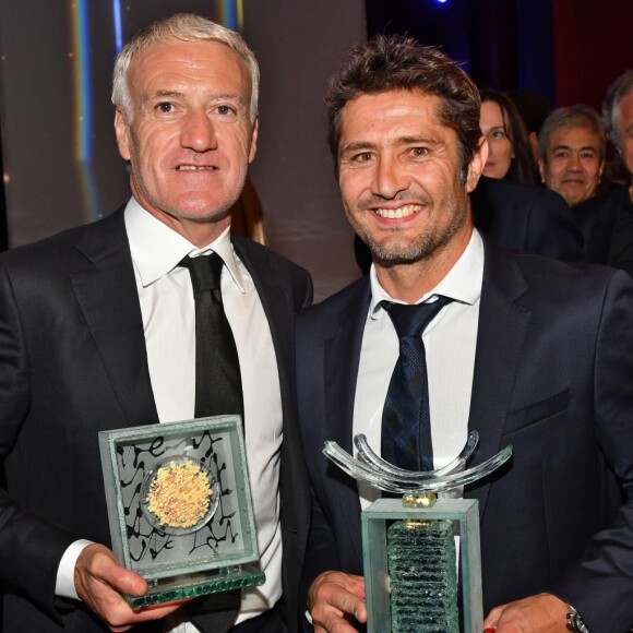 Didier Deschamps, sélectionneur et ancien joueur de l'équipe de France de football, avec son Prix de la Légende, et Bixente Lizarazu, récompensé par le Prix de l'Autobiographie pour son livre Mes Prolongations, durant la soirée des Sportel Awards 2018 au Grimaldi Forum à Monaco le 23 octobre 2018. © Bruno Bebert/Bestimage