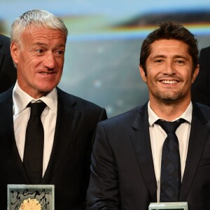 Didier Deschamps, sélectionneur et ancien joueur de l'équipe de France de football, avec son Prix de la Légende, et Bixente Lizarazu, récompensé par le Prix de l'Autobiographie pour son livre Mes Prolongations, durant la soirée des Sportel Awards 2018 au Grimaldi Forum à Monaco le 23 octobre 2018. © Bruno Bebert/Bestimage