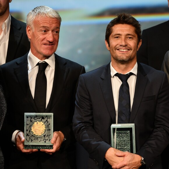 Didier Deschamps, sélectionneur et ancien joueur de l'équipe de France de football, avec son Prix de la Légende, et Bixente Lizarazu, récompensé par le Prix de l'Autobiographie pour son livre Mes Prolongations, durant la soirée des Sportel Awards 2018 au Grimaldi Forum à Monaco le 23 octobre 2018. © Bruno Bebert/Bestimage