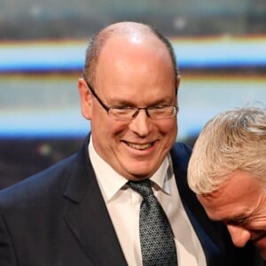 Le prince Albert II de Monaco a remis Le Prix de la Légende à Didier Deschamps, sélectionneur et ancien joueur de l'équipe de France de football, durant la soirée des Sportel Awards 2018 au Grimaldi Forum à Monaco le 23 octobre 2018. © Bruno Bebert/Bestimage