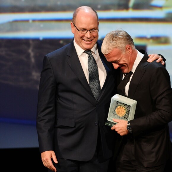 Le prince Albert II de Monaco a remis Le Prix de la Légende à Didier Deschamps, sélectionneur et ancien joueur de l'équipe de France de football, durant la soirée des Sportel Awards 2018 au Grimaldi Forum à Monaco le 23 octobre 2018. © Bruno Bebert/Bestimage