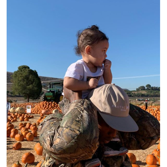 Travis Scott avec sa fille Stormi. Photo publiée sur Instagram le 24 octobre 2018.