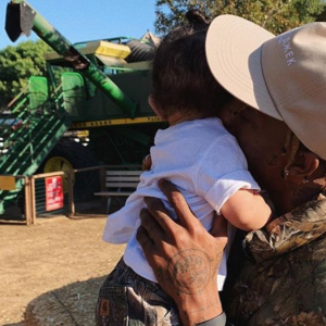 Travis Scott avec sa fille Stormi. Photo publiée sur Instagram le 24 octobre 2018.