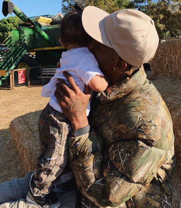Travis Scott avec sa fille Stormi. Photo publiée sur Instagram le 24 octobre 2018.