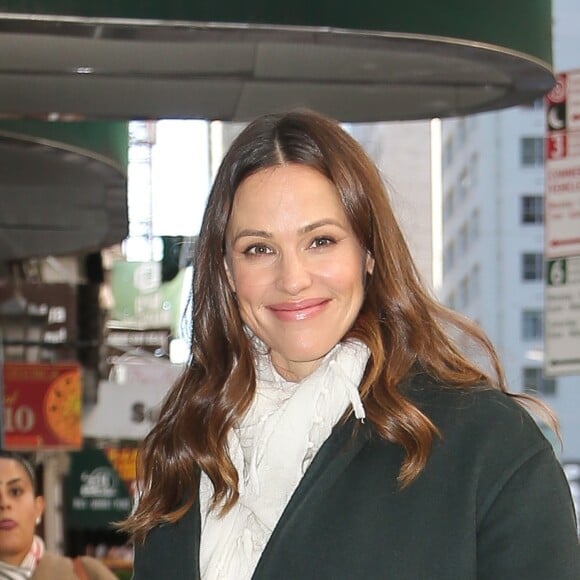 Jennifer Garner très souriante à la sortie d'un rendez-vous d'affaires à l'hôtel Whitby à New York. Le 25 octobre 2018.