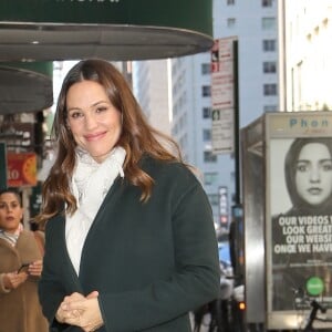 Jennifer Garner très souriante à la sortie d'un rendez-vous d'affaires à l'hôtel Whitby à New York. Le 25 octobre 2018.