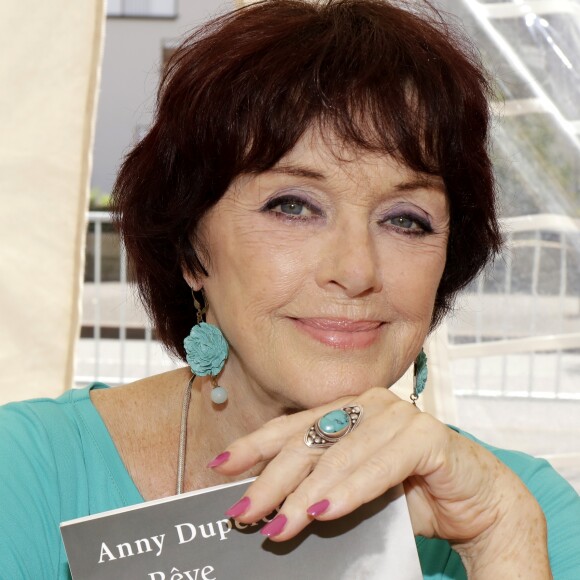 Anny Duperey - People au salon du livre de Cosne-Cours-sur-Loire le 26 mai 2018 © Cédric Perrin / Bestimage