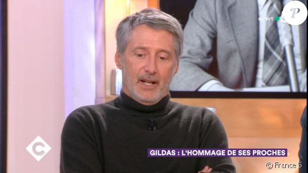 Antoine de Caunes parle de son ami Philippe Gildas, disparu, le 29 octobre 2018 dans &quot;C à vous&quot; sur France 5.