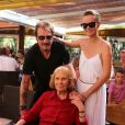 Exclusif - Marie Palmari avec Johnny et Laeticia Hallyday au restaurant Tahiti Plage à Saint-Tropez le 20 juillet 2012