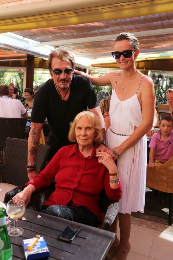 Exclusif - Marie Palmari avec Johnny et Laeticia Hallyday au restaurant Tahiti Plage à Saint-Tropez le 20 juillet 2012