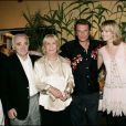 Charles Aznavour, Marie Palmeri, Johnny et Laeticia Hallyday, Félix Palmari à la soirée des 50 ans du restaurant Tahiti Plage à Saint-Tropez le 4 juillet 2004