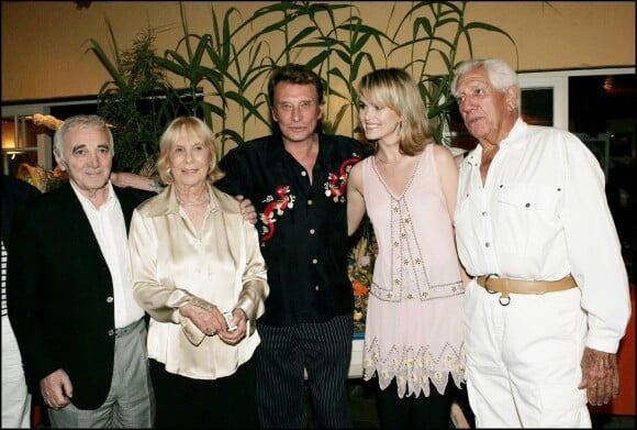 Charles Aznavour, Marie Palmeri, Johnny et Laeticia Hallyday, Félix Palmari à la soirée des 50 ans du restaurant Tahiti Plage à Saint-Tropez le 4 juillet 2004