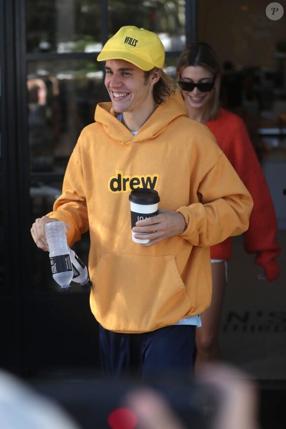 Justin Bieber et sa femme Hailey Baldwin vont prendre un petit-déjeuner chez "Joan's On Third" à Los Angeles, le 24 octobre 2018.