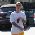 Exclusif - Justin Bieber achète une boisson fraiche à emporter au Earth Bar à Beverly Hills, le 28 août 2017