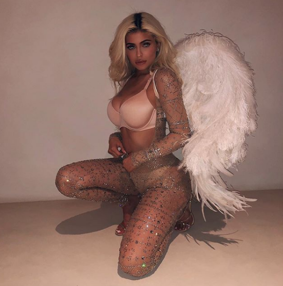 Kylie Jenner dans la peau d'un Ange Victoria's Secret pour Halloween. Le 31 octobre 2018.