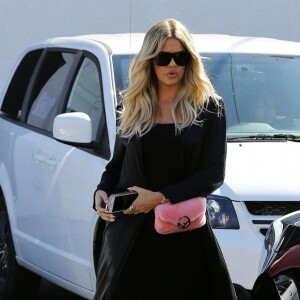 Exclusif - Khloe Kardashian est allée déjeuner avec sa sœur K. et sa mère K. Jenner au restaurant Petit Trois à Sherman Oaks. Khloe porte des baskets Off White. Le 17 septembre 2018